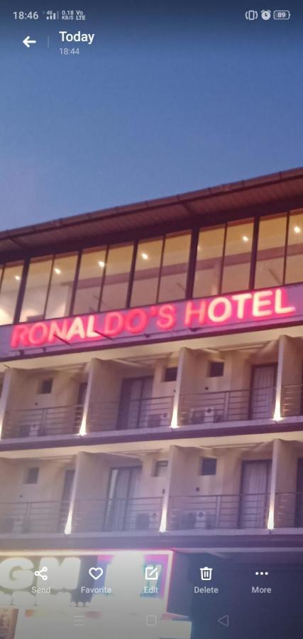 Ronaldos Old Goa Hotel ปณชี ภายนอก รูปภาพ